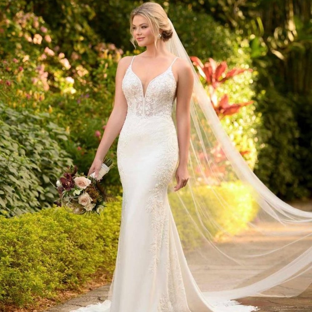 Brand New with Tags: Essence of Australia Wedding Gown (Size 8)